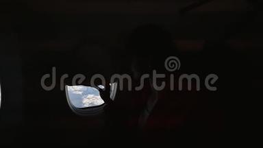 那个女孩从飞机的窗户看着并钦佩。 慢速<strong>射击</strong>。